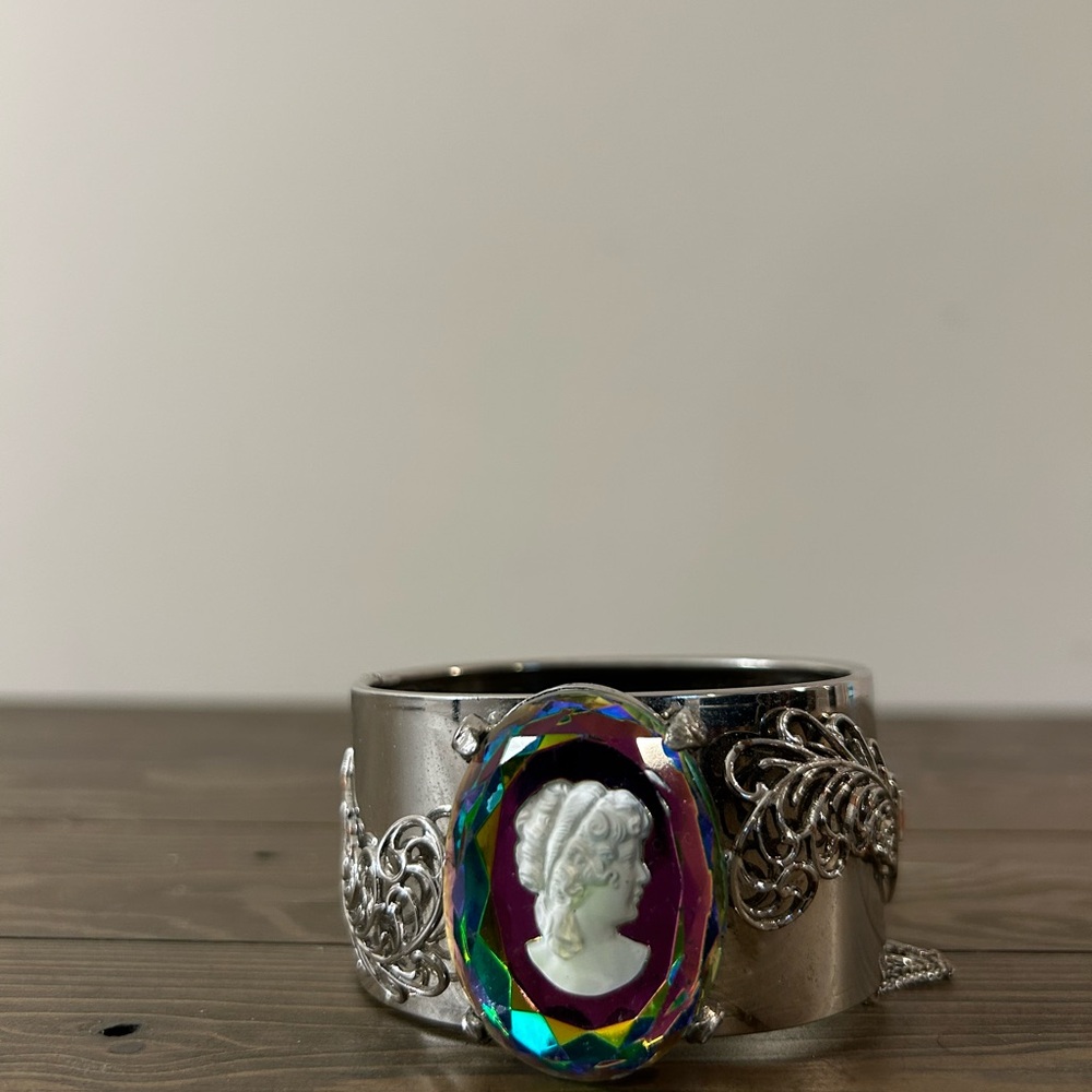 💜 Vintage Cameo Statement Bracelet